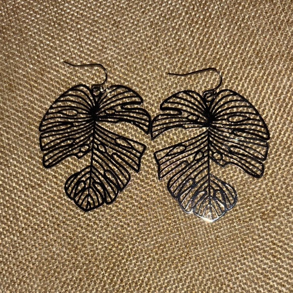 Jewelry - Elegant statement Silver Leaf Earrings